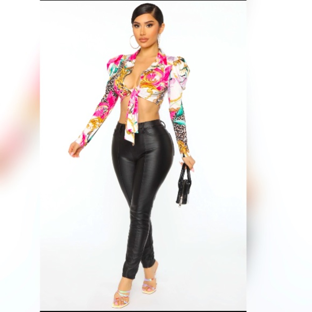 Front tie floral crop top.